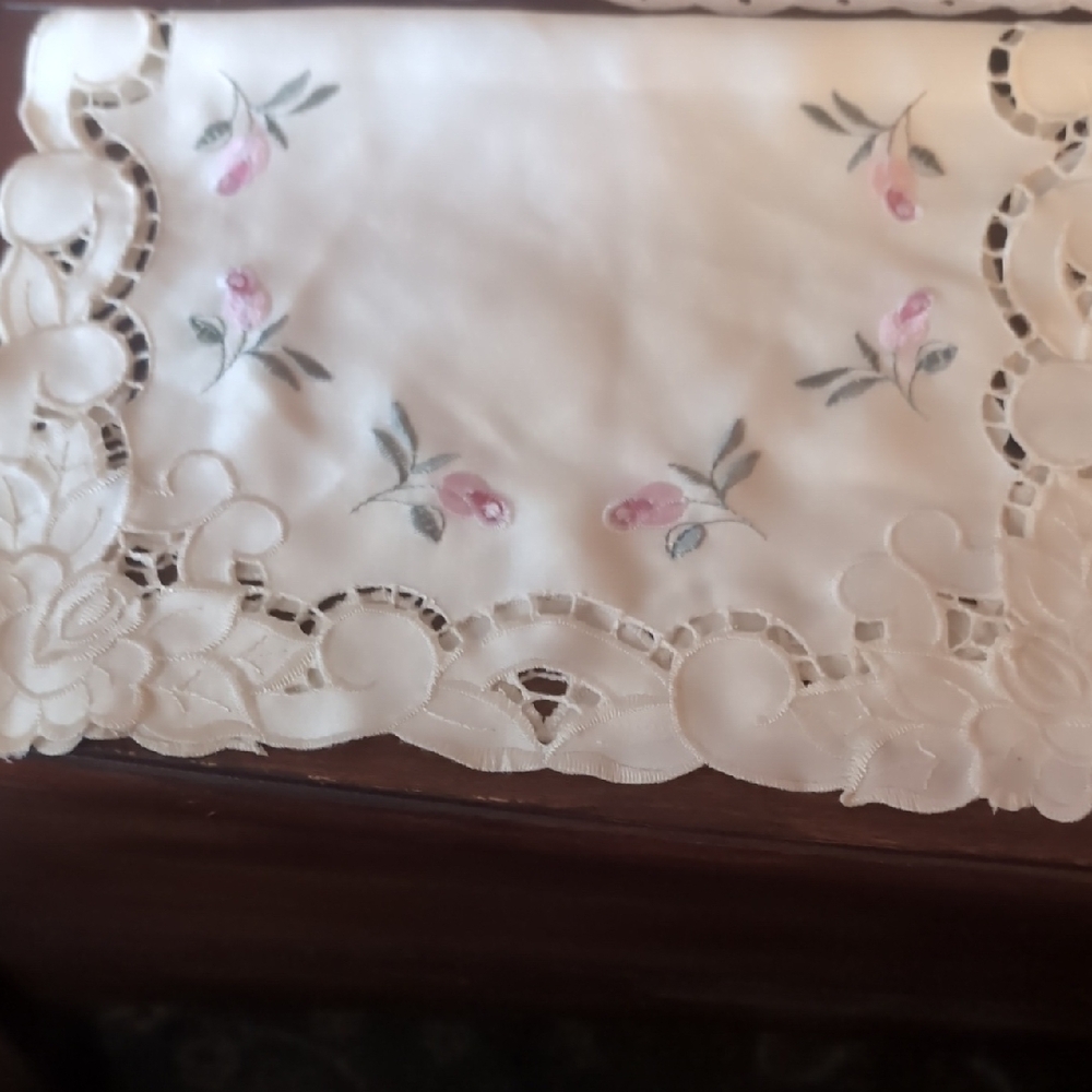 Machine Made Vintage Linens Lot #18 - Picture 3 of 13